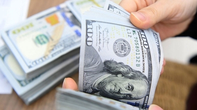 Giá vàng hạ nhiệt, dầu tăng, USD hồi phục