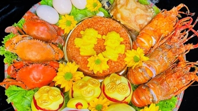Mâm cúng Thần Tài tiền triệu ngập tôm, cua khủng, nhà giàu mạnh tay mua lễ
