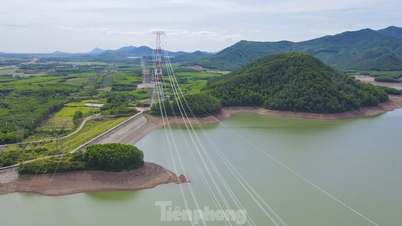 ទិដ្ឋភាពទូទៅនៃខ្សែ 500kV ខ្សែទី 3 ឆ្លងកាត់ទីក្រុង Ha Tinh មុនពេលបញ្ចប់