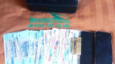Passenger unexpectedly receives wallet and phone left on train