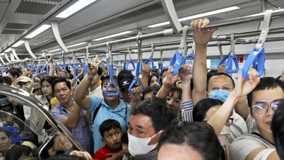 Metro số 1 quá tải ngày đầu, nhiều người không lên được tàu phải bỏ về