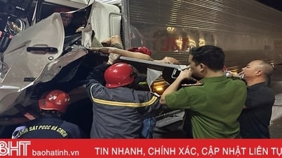 បុក​រថយន្ត​កុងតឺន័រ​យ៉ាង​ពេញទំហឹង អ្នកបើកបរ​រថយន្ត​ដឹក​ដី សំណាងល្អ​រួច​ផុតពី​ស្លាប់​