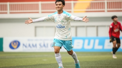 ‘Chú ong nhỏ’ giỏi đá bóng, say công việc