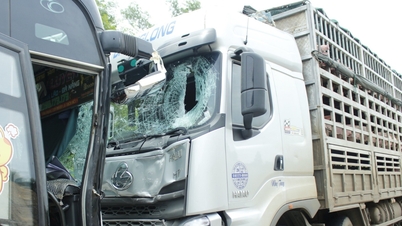 Ô tô tải đâm trực diện xe khách chở 21 người