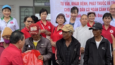 Hội Chữ thập đỏ quận Bình Thạnh cấp phát thuốc, tặng quà cho người dân đồng bào ở Gia Lai