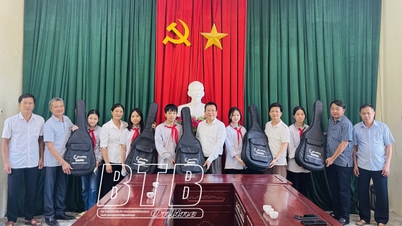 Hưng Hà: Trao tặng đàn guitar cho câu lạc bộ nghệ thuật âm nhạc