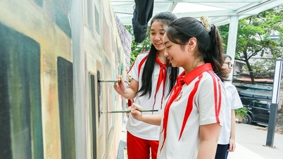 “Họa sĩ nhí” góp sức hoàn thiện bức tranh Panorama chào mừng 70 năm Ngày Giải phóng Thủ đô