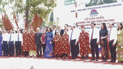 Long Bien - ផ្លាកសញ្ញាដើម្បីអបអរសាទរខួបលើកទី 70 នៃទិវារំដោះរាជធានីនៅតាមដងផ្លូវជាច្រើន។