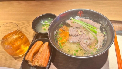 Quán phở Việt đầu tiên của Chi Pu ở Trung Quốc có gì đặc biệt?