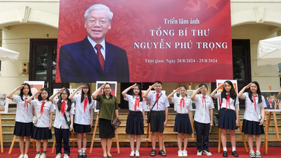 Giáo viên, học sinh Thủ đô xúc động xem Triển lãm ảnh "Tổng Bí thư Nguyễn Phú Trọng"