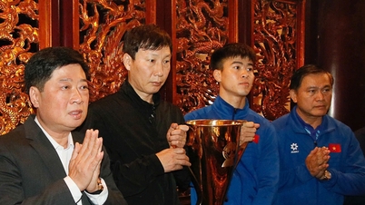 The Vietnamese team brought the championship cup back to the homeland, offering incense to pay tribute to the Hung Kings.