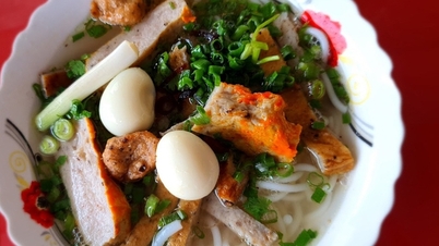 ភោជនីយដ្ឋាន​គុយទាវ​នំ​ត្រី​ដ៏​ល្បីល្បាញ​ដែល​អ្នក​គួរ​សាកល្បង​នៅ​ផាន់​ធីត