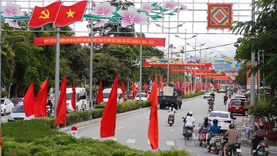 Die Stadt Dien Bien Phu ist voller Fahnen und Blumen zur Feier des Nationalfeiertags am 2. September