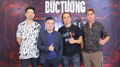 The Wall រៀបចំការប្រគុំតន្ត្រីលើកដំបូងរបស់ខ្លួននៅក្នុងរោងមហោស្រព