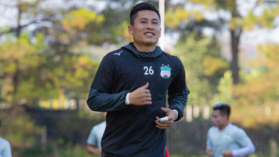 V-League giant signs rare contract with former HAGL star
