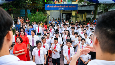 [Video] Xúc động lễ chào cờ, hát Quốc ca... bằng tay ở Hà Nội