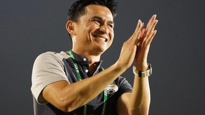 キアティサック監督はタイチームについて語るとき奇妙な動きをする