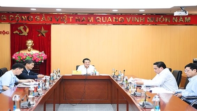 Bộ trưởng, Chủ nhiệm Hầu A Lềnh nghe báo cáo tiến độ thực hiện các nhiệm vụ của Vụ Chính sách Dân tộc