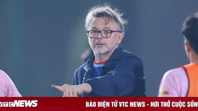 Bí mật sau quyết định loại Công Phượng của HLV Troussier