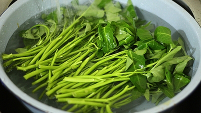 Does washing vegetables and fruits remove pesticides?