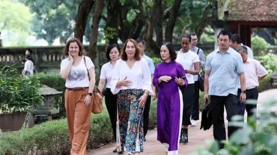ប្រធានព្រឹទ្ធសភាអូស្ត្រាលី Sue Lines ទស្សនាប្រាសាទអក្សរសាស្ត្រ