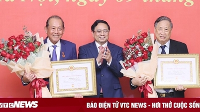 Thủ tướng Phạm Minh Chính trao Huy hiệu Đảng cho hai nguyên Phó Thủ tướng