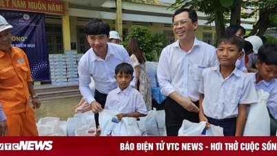 Tặng quà tiếp sức đến trường cho học sinh vùng cao