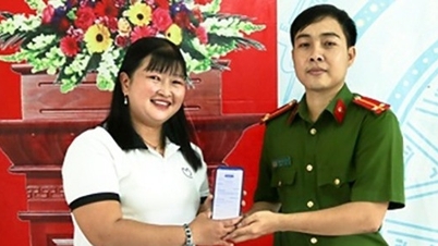 គ្រូបង្រៀនថ្នាក់មត្តេយ្យទទួលបានប្រាក់ ៤០០ លានដុងដោយមិននឹកស្មានដល់ក្នុងគណនីរបស់នាង