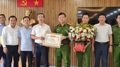 រដ្ឋមន្ត្រីក្រសួងអប់រំ និងបណ្តុះបណ្តាល ប្រគល់ប័ណ្ណសរសើរ ដល់កងកម្លាំងនគរបាលក្រុង Da Nang