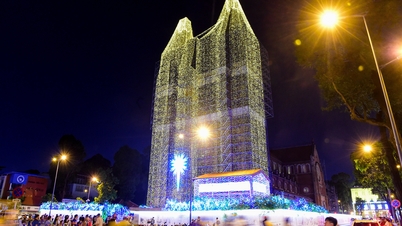 Notre Dame Cathedral Saigon មានពន្លឺភ្លឺច្បាស់នៅខាងមុខ។ បុណ្យណូអែល