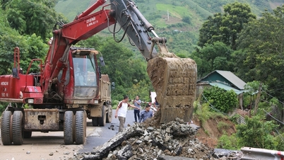 Why has the landslide on Highway 15C through Thanh Hoa not been fixed yet?
