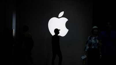 Apple hires dozens of AI experts from Google