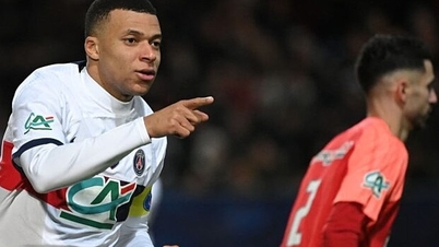 PSG coach hints he won't dare to go against Mbappe's wishes