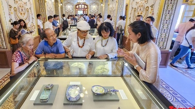 Tourists enjoy exploring a series of antiques gathered at Kien Trung Palace.