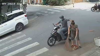 Bị giật dây chuyền khi đứng quét rác trước nhà