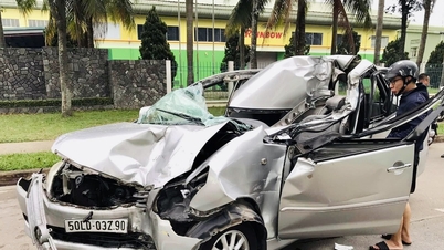 Xe chở chuyên gia đâm đuôi xe tải, 2 người thương vong