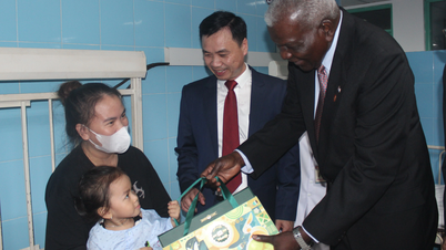Cuban National Assembly Chairman presents gifts to patients in Quang Binh
