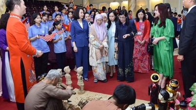 ភរិយា​ទាំង​ពីរ​របស់​នាយក​រដ្ឋមន្ត្រី​វៀតណាម និង​នាយក​រដ្ឋមន្ត្រី​ម៉ាឡេស៊ី​រីករាយ​នឹង​សិល្បៈ​អាយ៉ង​ទឹក។