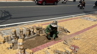 The newly inaugurated sidewalk in Thu Duc was torn up and peeled off after the rain.