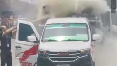 Busfahrer löscht Autobrand auf Straße in Hanoi