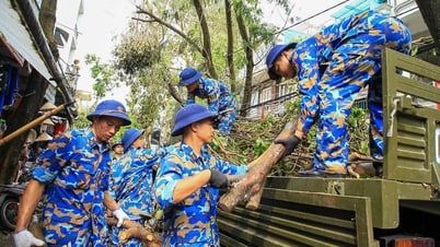 នាយទាហាន និងទាហានជើងទឹកជាង ២០០នាក់ បានចូលរួមក្នុងការពង្រឹងការស្តារឡើងវិញពីផលវិបាកនៃព្យុះទី ៣ នៅទីក្រុង Hai Phong ។