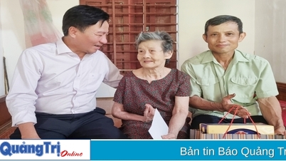 អញ្ជើញសួរសុខទុក្ខ និងផ្តល់អំណោយដល់គ្រួសារគោលនយោបាយនៅស្រុក Vinh Linh និង Cam Lo