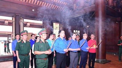 Bí thư T.Ư Đoàn dâng hương tại Đền thờ liệt sĩ Chiến trường Điện Biên Phủ