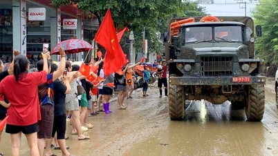 Người dân Yên Bái mang cờ, hoa ra cảm ơn, chào tạm biệt các chú bộ đội