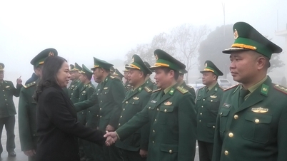 Phó Chủ tịch nước Võ Thị Ánh Xuân thăm, tặng quà đồn Biên phòng Mường Khương