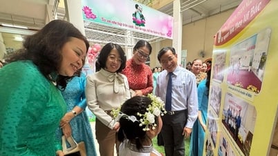 「よい子の花」祭りで、未就学児たちが詩を朗読し、ホーおじさんについての話を語ります。