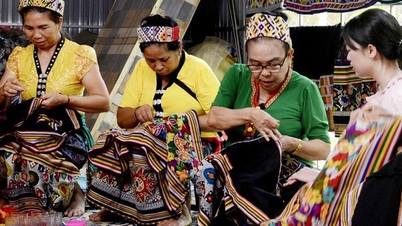 ការនាំយកអាវទ្រនាប់ឆ្លងកាត់ភ្នំ និងព្រៃឈើទៅកាន់ពិភពលោកជាមួយសិប្បករថៃ