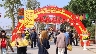 Tạm đình chỉ 2 người nghi 'biển thủ' tiền công đức ở đền Ông Hoàng Mười