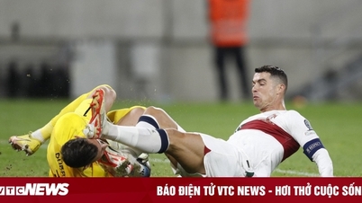 Ronaldo 'đạp' vào mặt đồng đội cũ