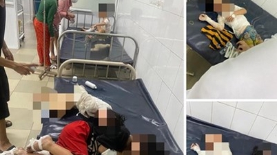 Tay Ninh transferred 4 children with burns after being trapped in a fire to the hospital